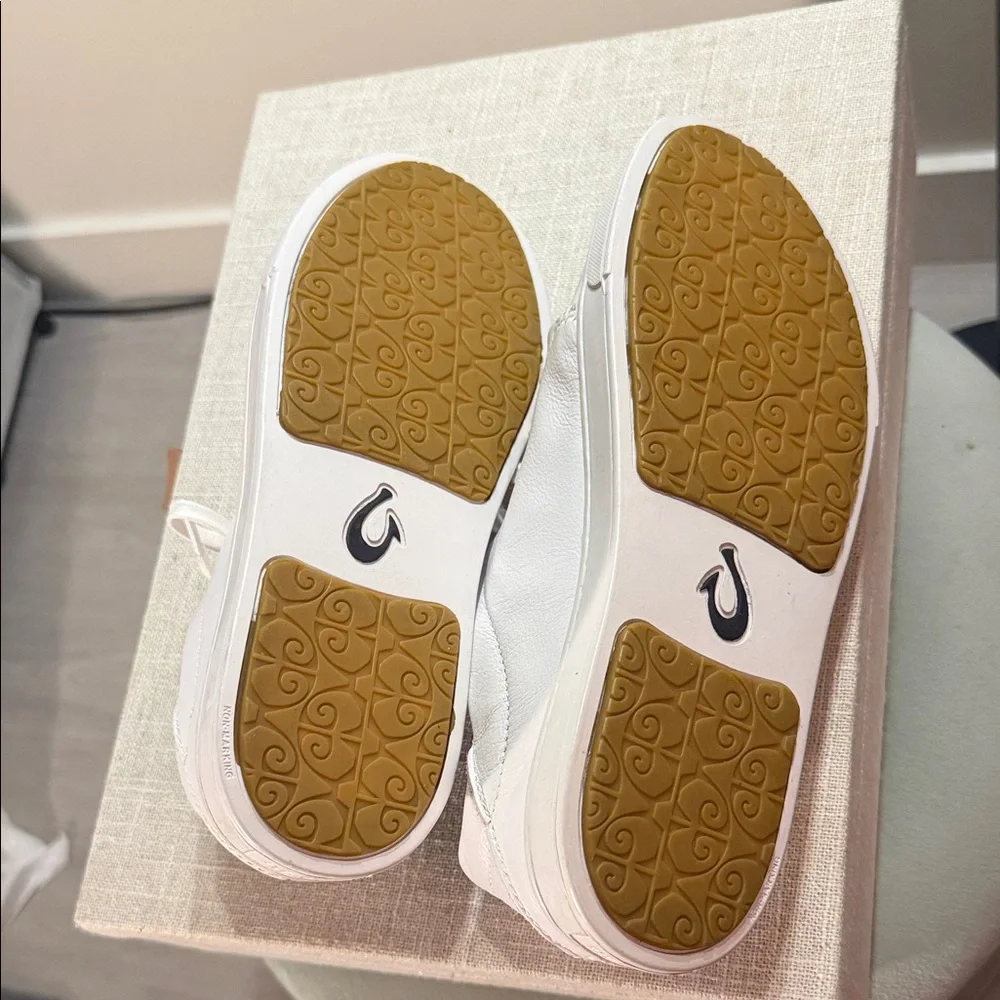 OluKai Pehuea Lī ‘Ili Women's White Leather Sneakers 8.5‎ like new